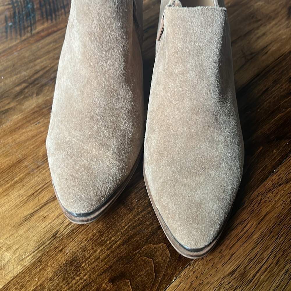 Lucky Brand Women’s 9.5 Tan Suede Landrue Pointed Ankle Booties Block Heel - Picture 4 of 10